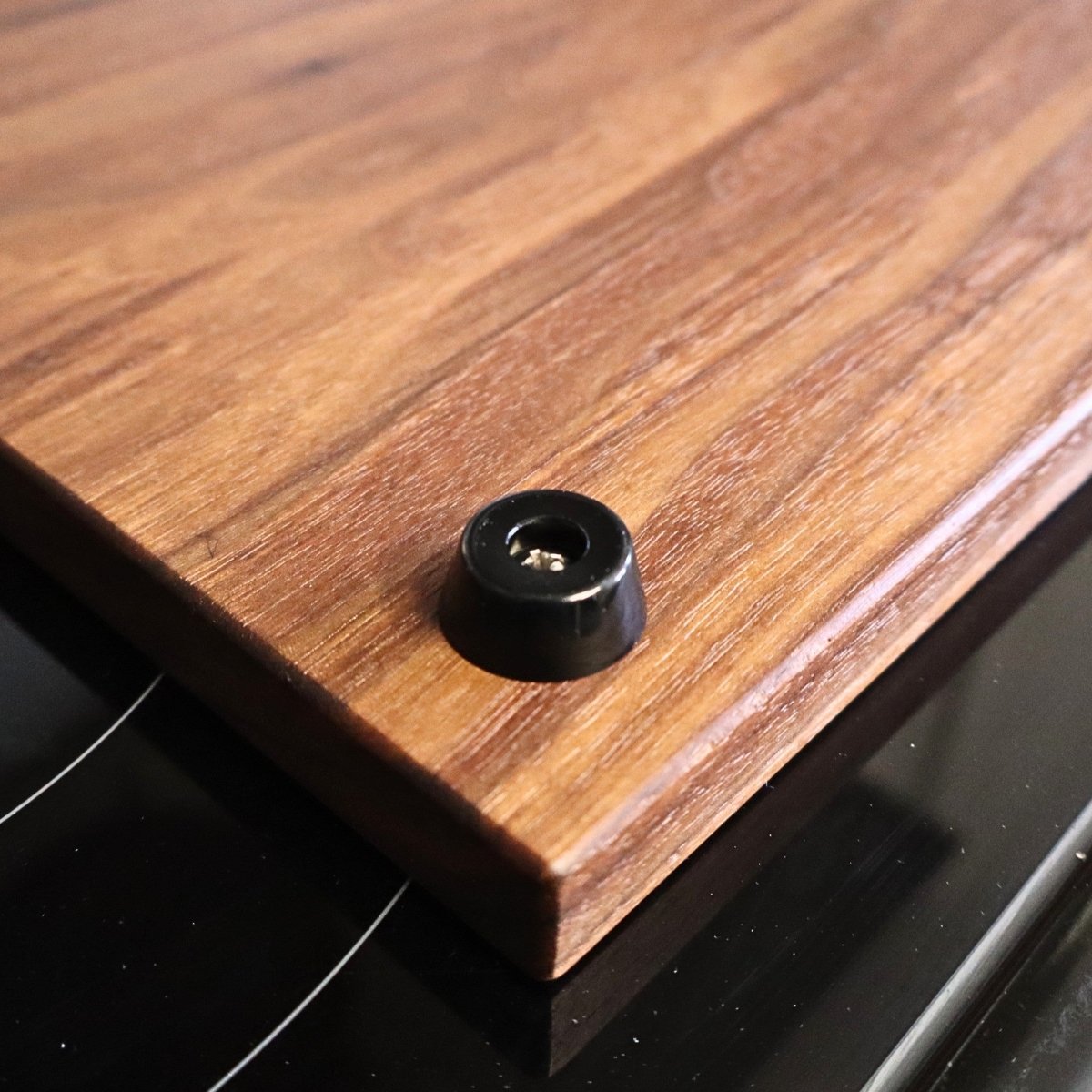 walnut cutting board with rubber feet